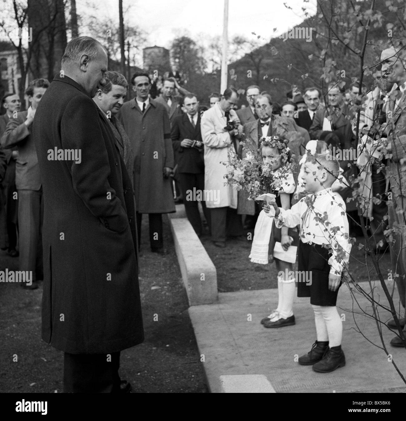 Tchécoslovaquie, Kostany - 1947. Le ministre de l'intérieur Vaclav Nosek (à gauche) reçoit des fleurs lors de la confiscation de l'usine allemande Mitscherin et son. Banque D'Images