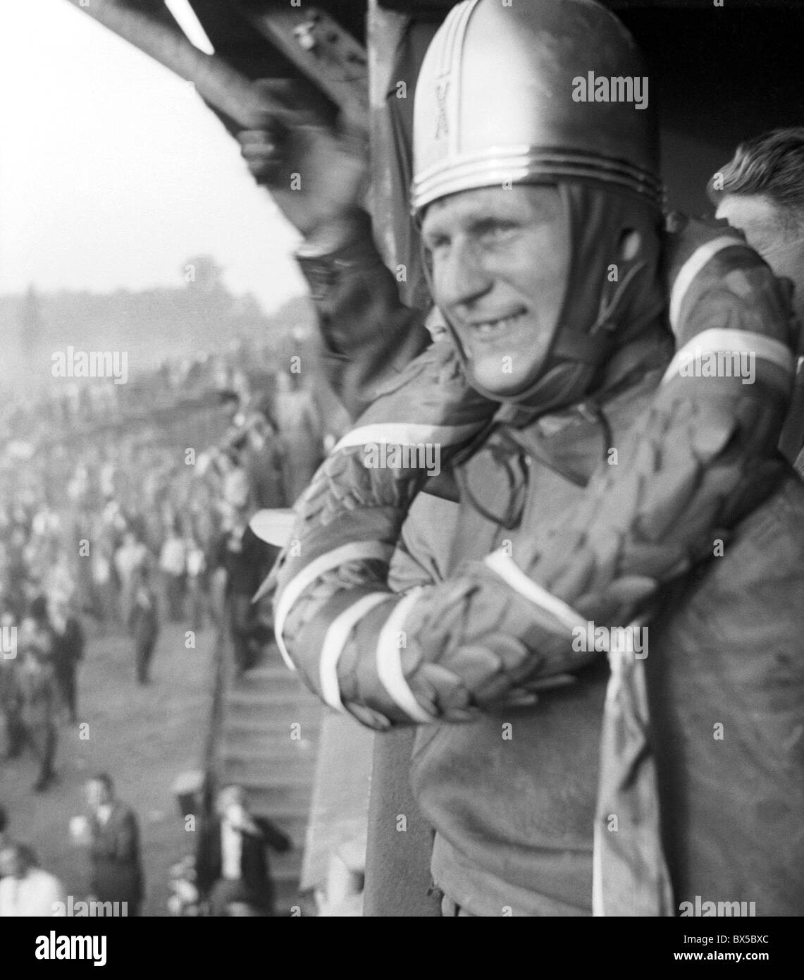 La Tchécoslovaquie - Pardubice gagnant de course moto Hugo Rosak porte son trophée - casque d'or et laurier couronne durant Banque D'Images