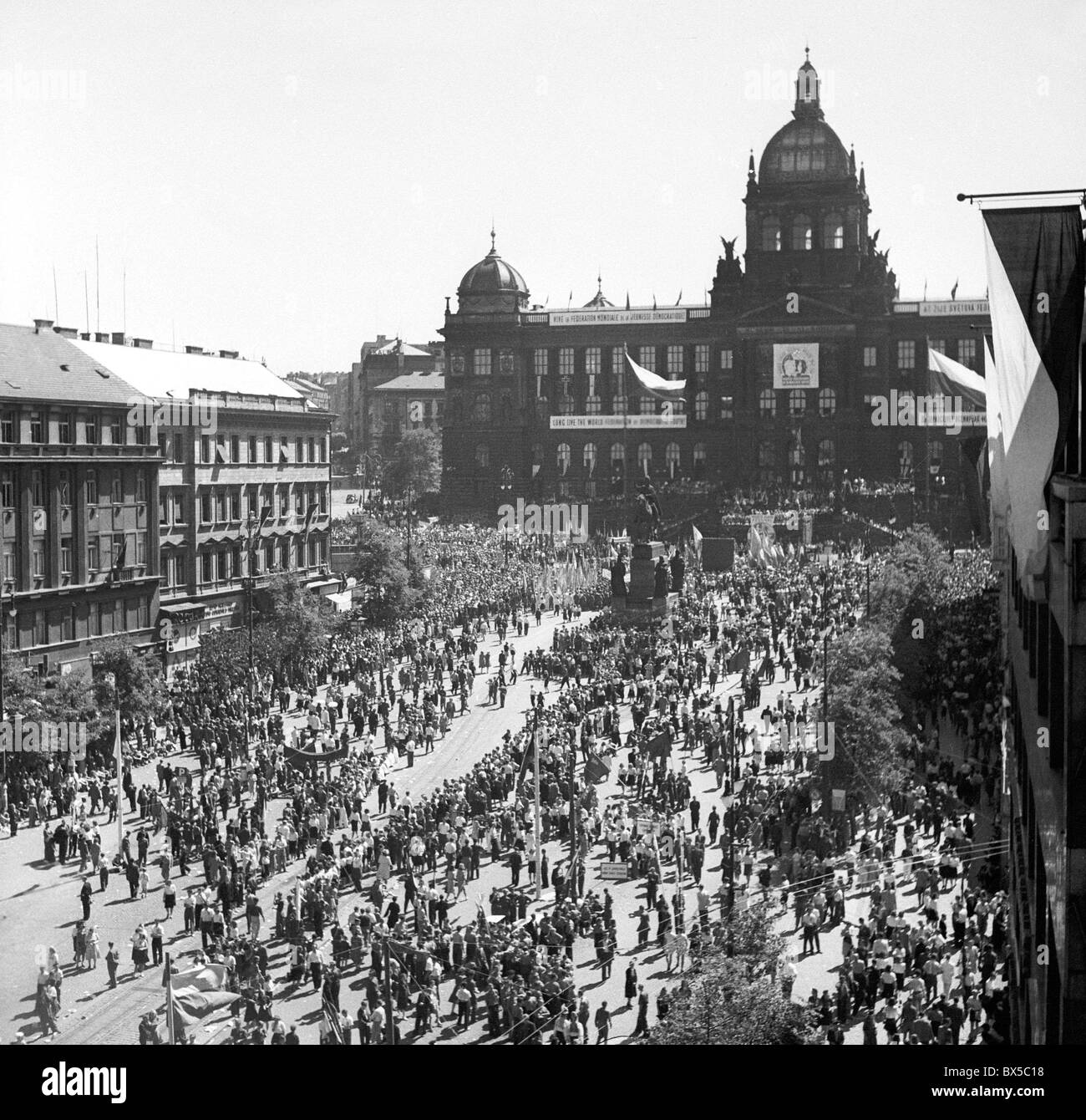 La Tchécoslovaquie - Prague Wenceslas Square en 1947. Immense foule d'étudiants de remplir le carré au cours de festival international de la jeunesse Banque D'Images