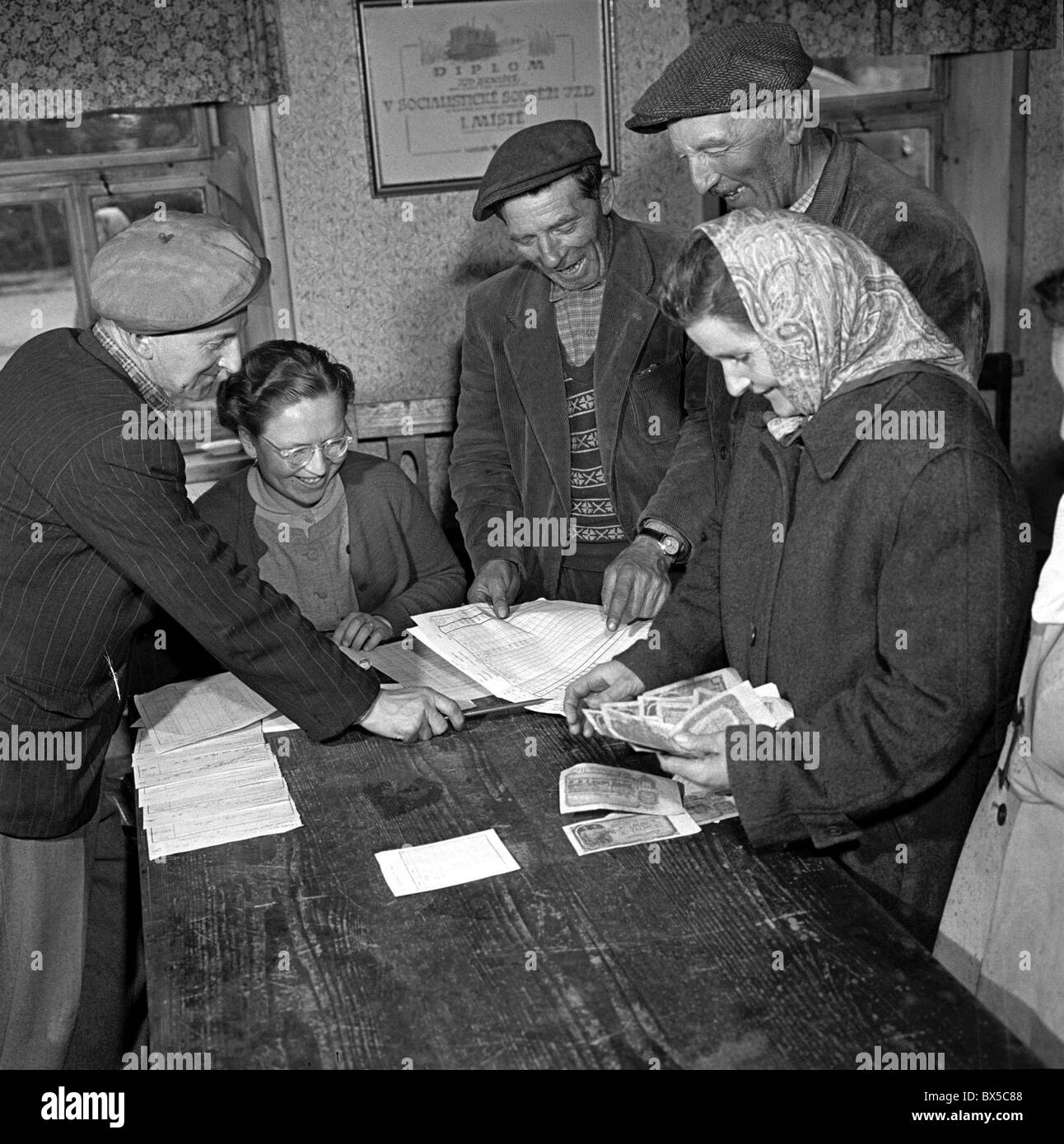 Coopérative agricole des travailleurs reçoivent un paiement pour leur travail. La Tchécoslovaquie 1960. (CTK Photo / Jindrich Saroch) Banque D'Images