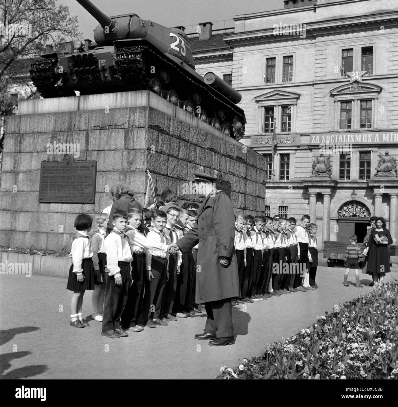 Les jeunes pionniers (équivalent de Louveteaux), Soviet tank, 23 Banque D'Images