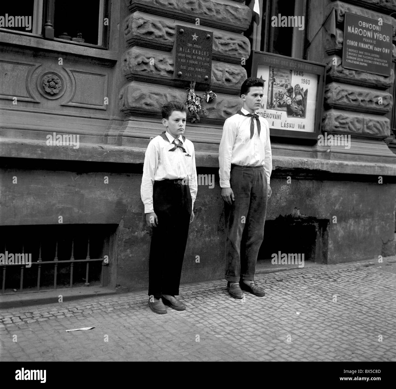 Les jeunes pionniers (équivalent de Louveteaux), sur la garde d'honneur Banque D'Images