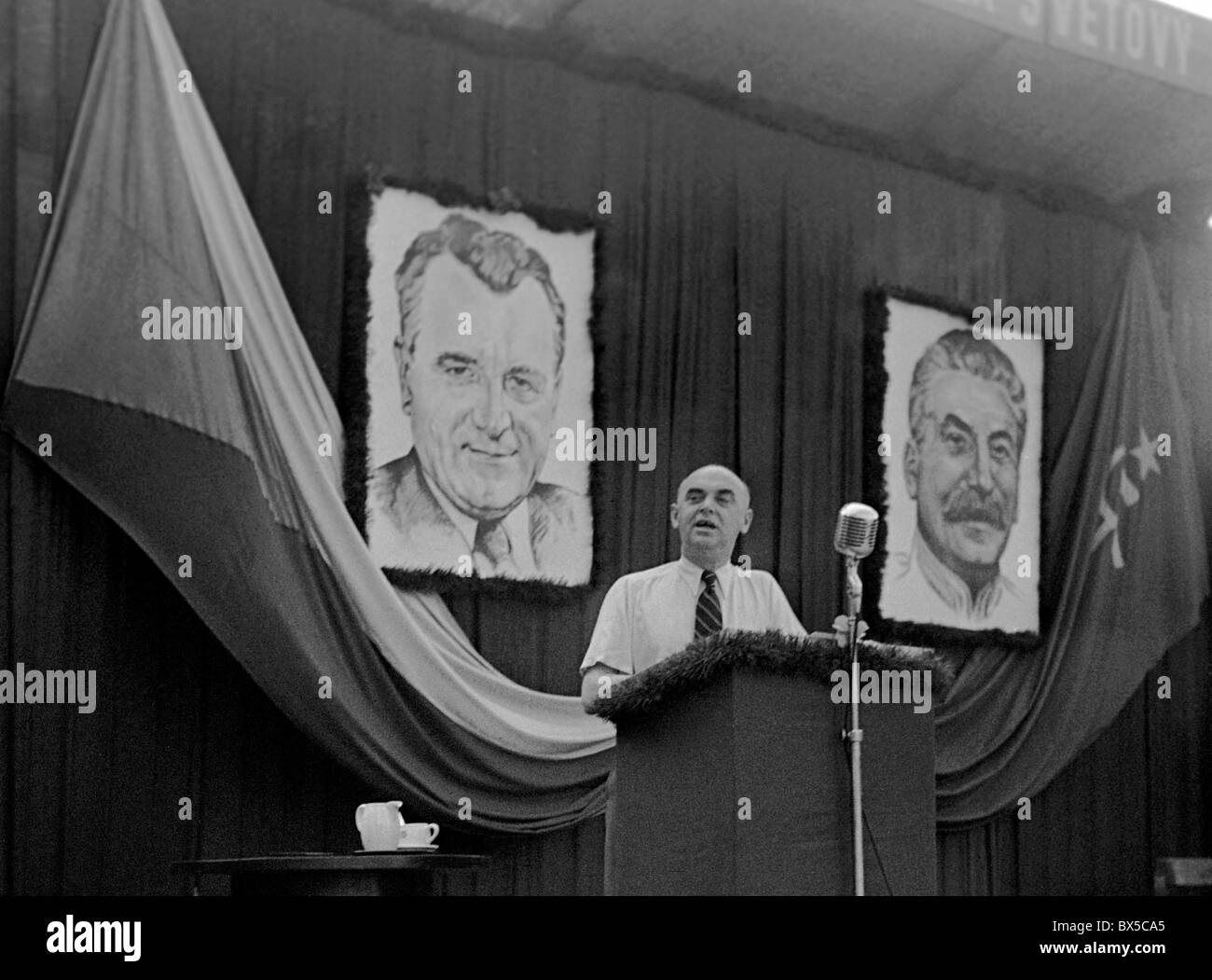 La Tchécoslovaquie - Prague 1948. Le ministre communiste de la Culture Vaclav mouton avec des portraits de Staline et Gottwald parle à Banque D'Images