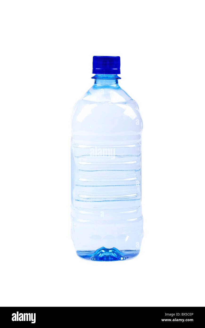 Bouteille d'eau minérale bleu isolé sur fond blanc. Banque D'Images