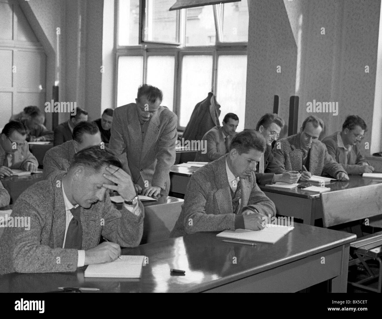 Les élèves de l'école technique de deux ans pendant les cours de maths. Prague, Tchécoslovaquie, 1960. (CTK Photo / Jiri Répertoire) Banque D'Images