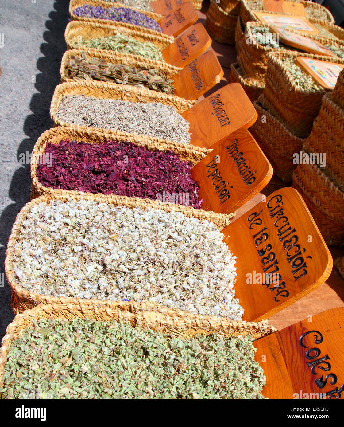 Marché de la médecine naturelle à base de plantes feuilles médecine traditionnelle Banque D'Images