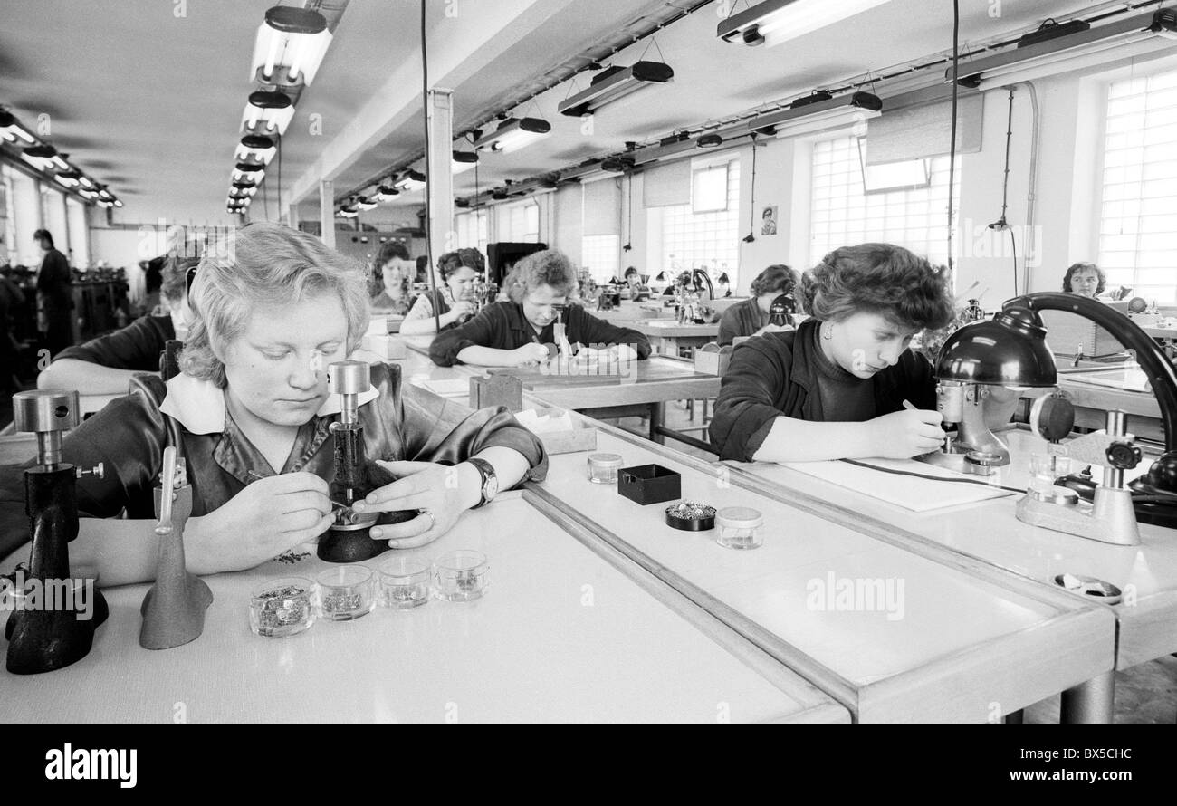 La production de montres-bracelets à Chronotechna Prim travaille à Nove Mesto nad Metuji, juin 1961. CTK Photo/Jan Tachezy Banque D'Images