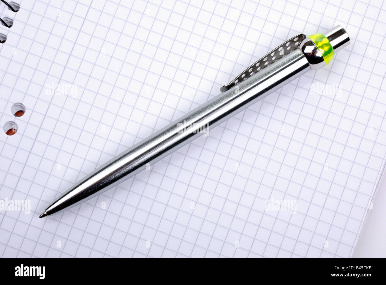 Stylo à bille stylo métallique portant sur carnet à spirales. Banque D'Images