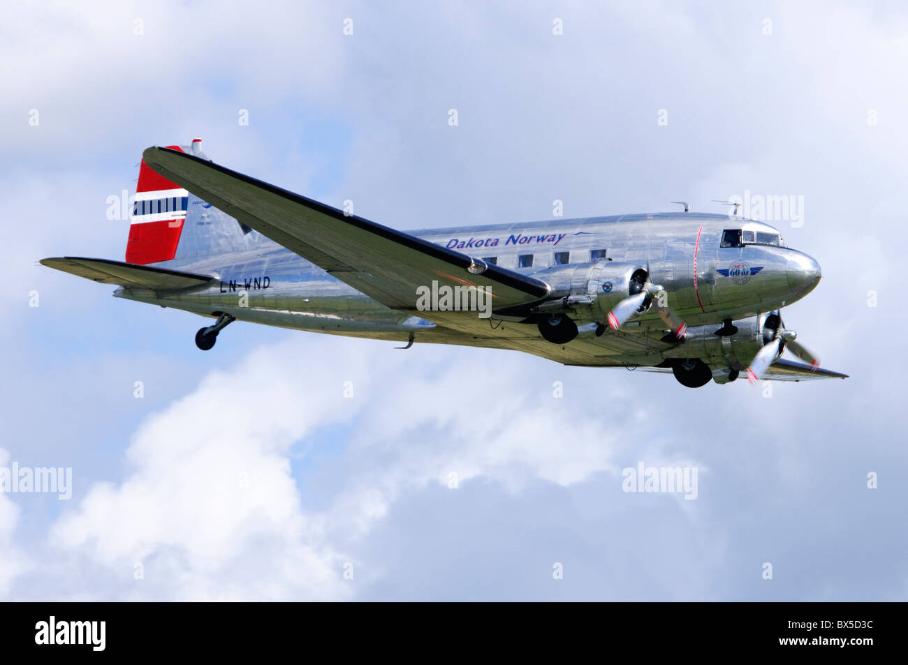 Douglas C-53D Skytrooper ( DC-3d'un Dakota ) faire un défilé aérien faible à Duxford Flying Legends Airshow Banque D'Images