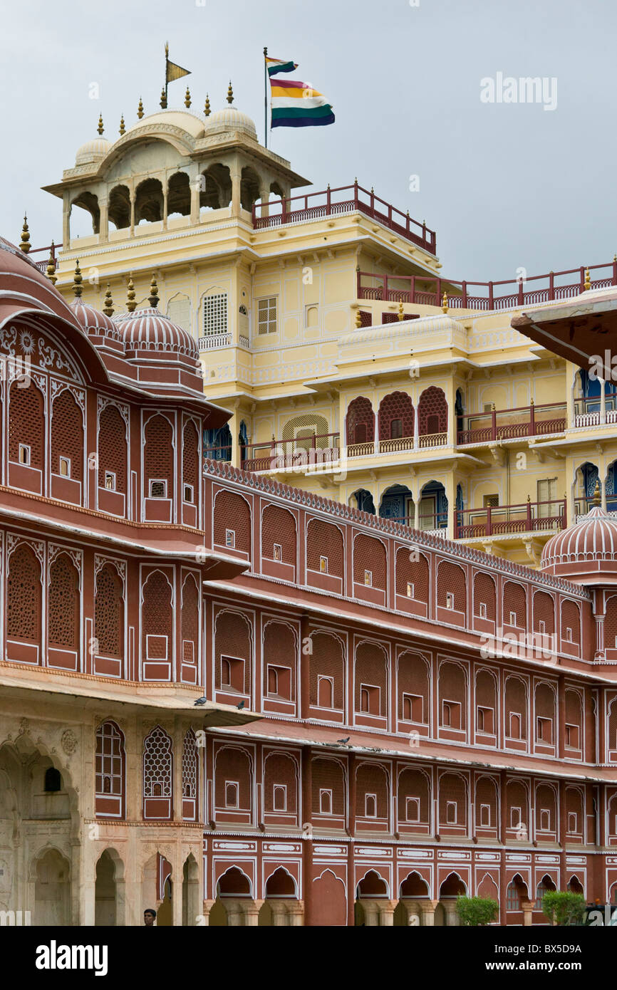 Chandra Mahal dans le City Palace à Jaipur avec drapeau indien sur un mât dans le style architectural Rajput et Moghol Banque D'Images