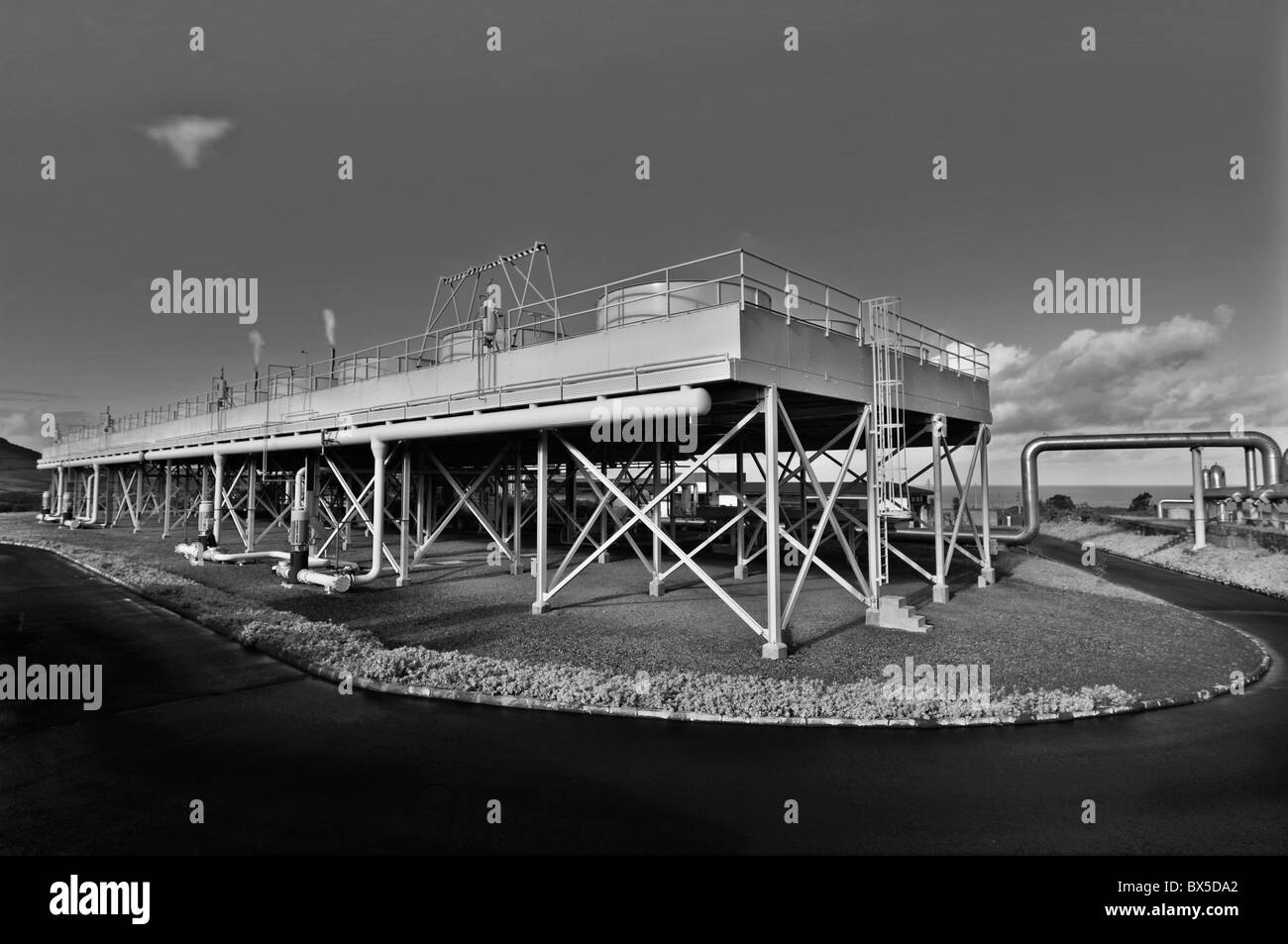 Images en noir et blanc d'une installation de centrale géothermique aux Açores, au Portugal, présentant des canalisations de vapeur industrielles et des infrastructures utilisées Banque D'Images