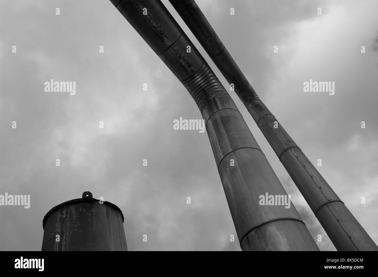 Images en noir et blanc d'une installation de centrale géothermique aux Açores, au Portugal, présentant des canalisations de vapeur industrielles et des infrastructures utilisées Banque D'Images