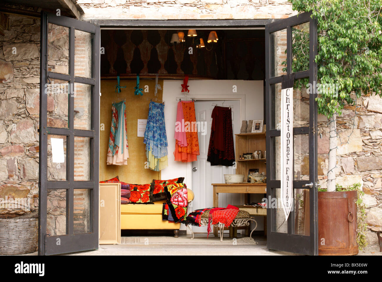 Des vêtements de luxe et des textiles en magasin La Aurora Fabrica Art and Design Center, San Miguel de Allende, Mexique. Banque D'Images