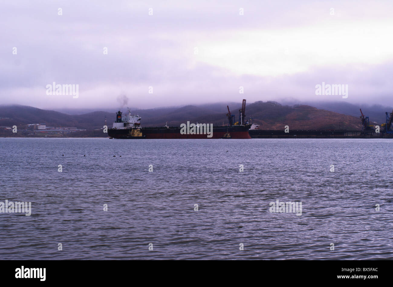 Sea-craft arrivant au port de vostochny chargement de charbon Banque D'Images