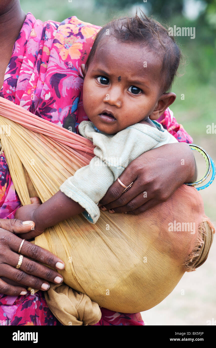 Les mères indiennes rurales bébé en écharpe. L'Inde Banque D'Images
