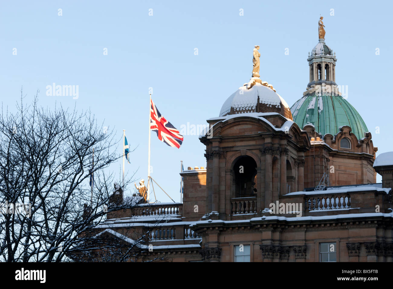 Union Jack flag volant dans le soleil d'hiver sur la Banque d'Écosse, bâtiment du Siège, sur le monticule, Édimbourg, Écosse Banque D'Images