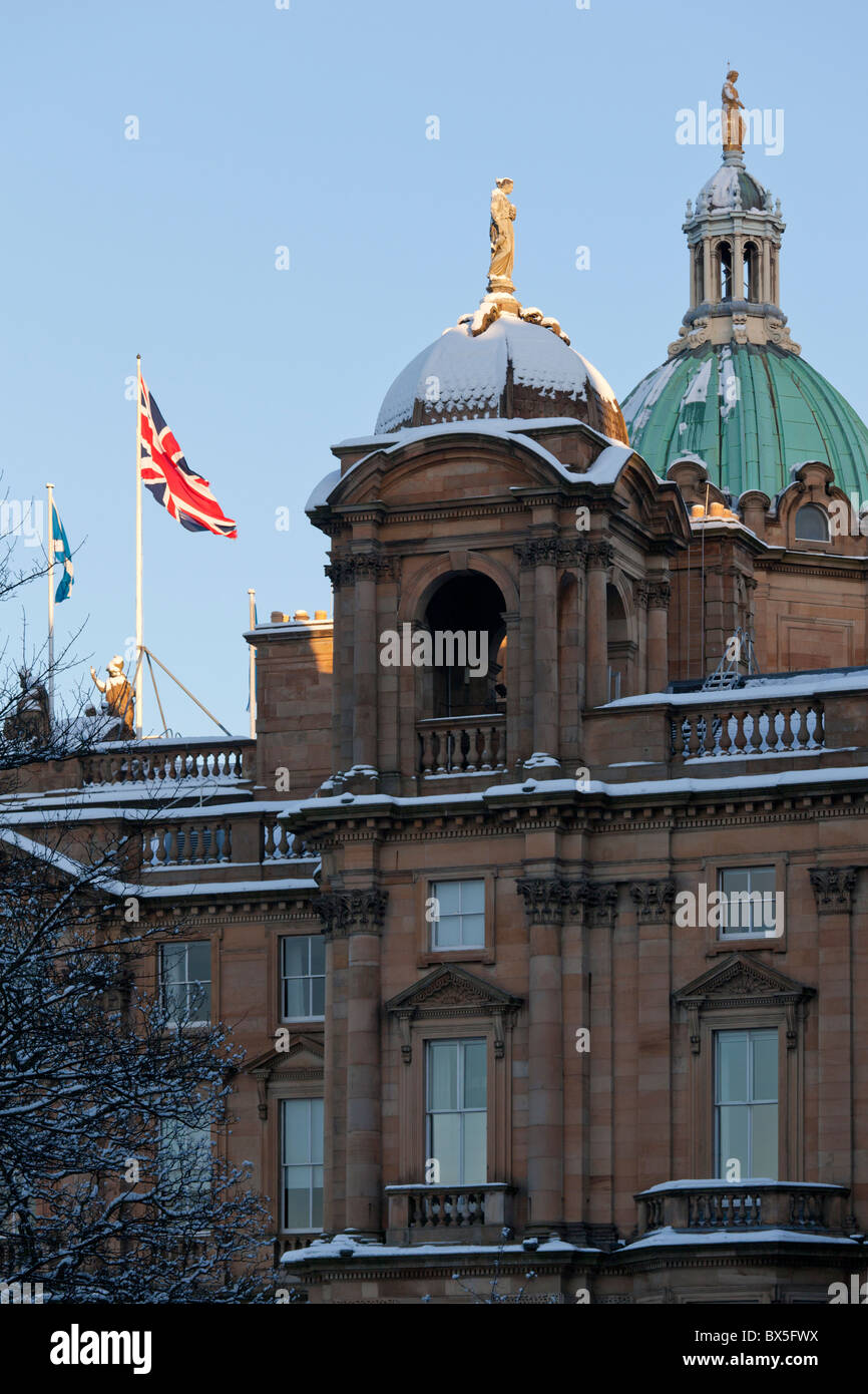 Union Jack flag volant dans le soleil d'hiver sur la Banque d'Écosse, bâtiment du Siège, sur le monticule, Édimbourg, Écosse Banque D'Images