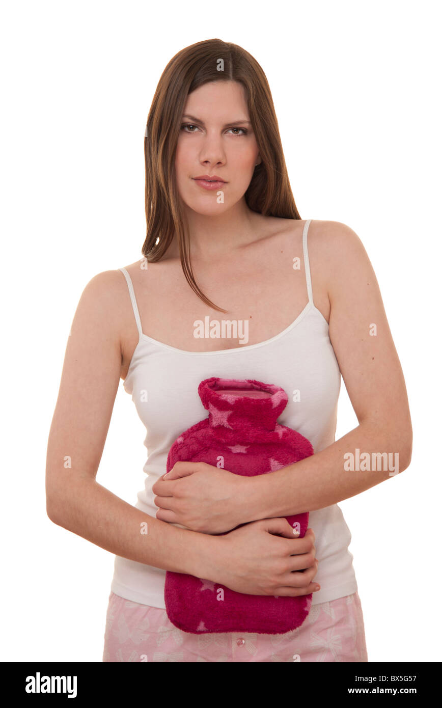 Brunette femme tenant une bouteille d'eau chaude avec douleurs période Banque D'Images