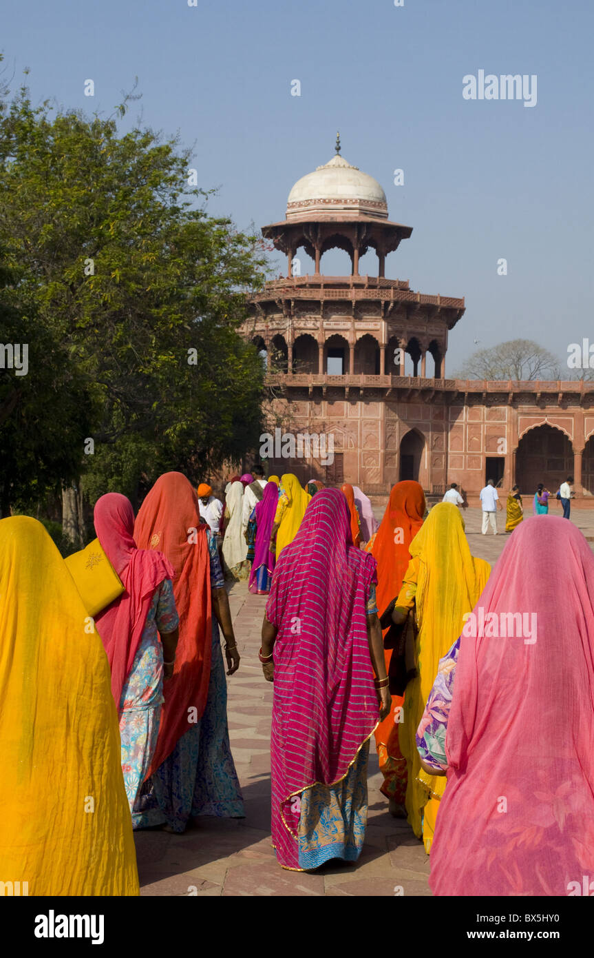 Les femmes indiennes en saris colorés au Taj Mahal, Agra, Uttar Pradesh, Inde, Asie Banque D'Images