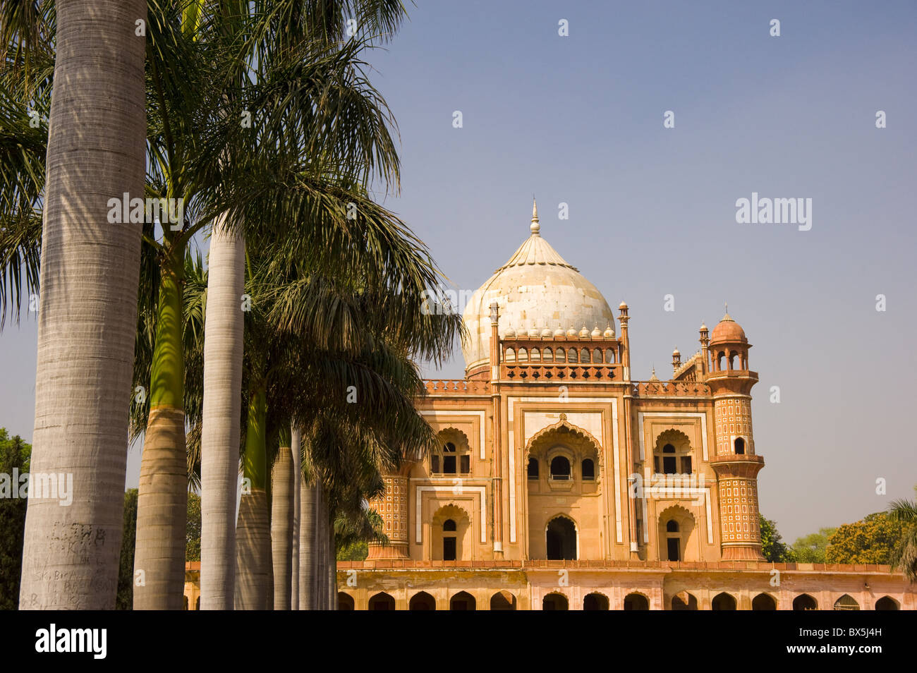 La façade de grès rouge du tombeau de Safarang à New Dehli, Inde, Asie Banque D'Images