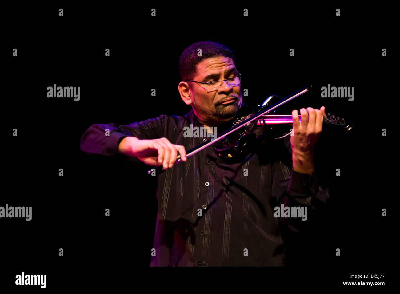 Le violoniste de jazz Omar Puente en concert, 2010 Banque D'Images