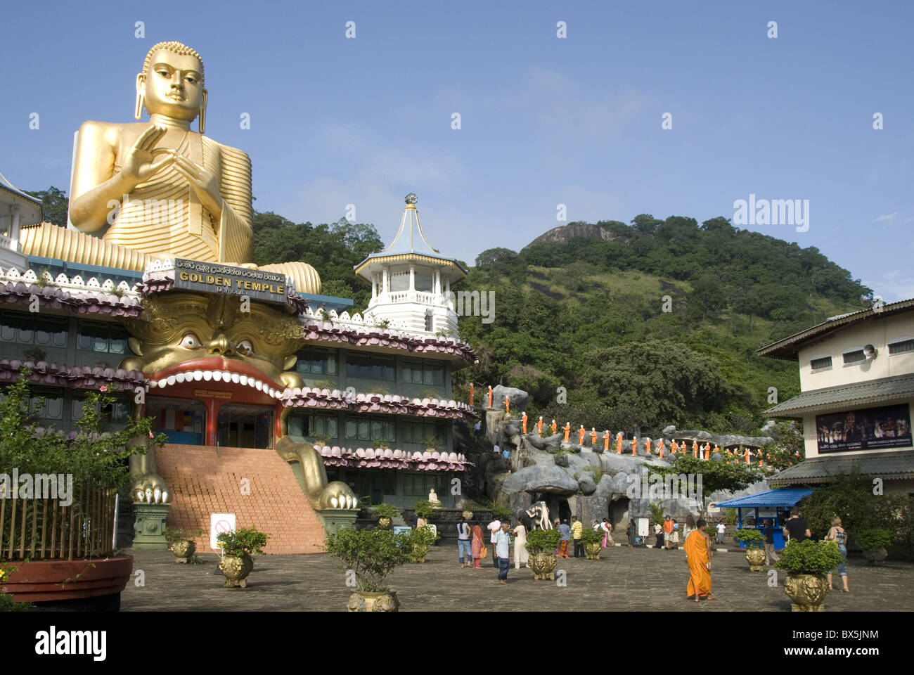 Temple d'or, avec 30m de haut statue de Bouddha, Dambulla, Sri Lanka, Asie Banque D'Images