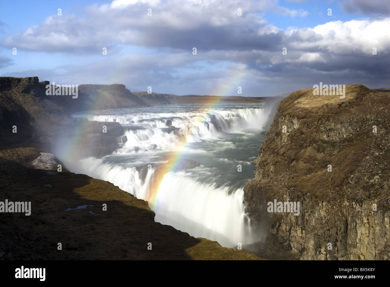Gullfoss, la plus grande cascade, avec rainbow créé par pulvérisation des chutes, près de Reykjavik, Islande, régions polaires Banque D'Images