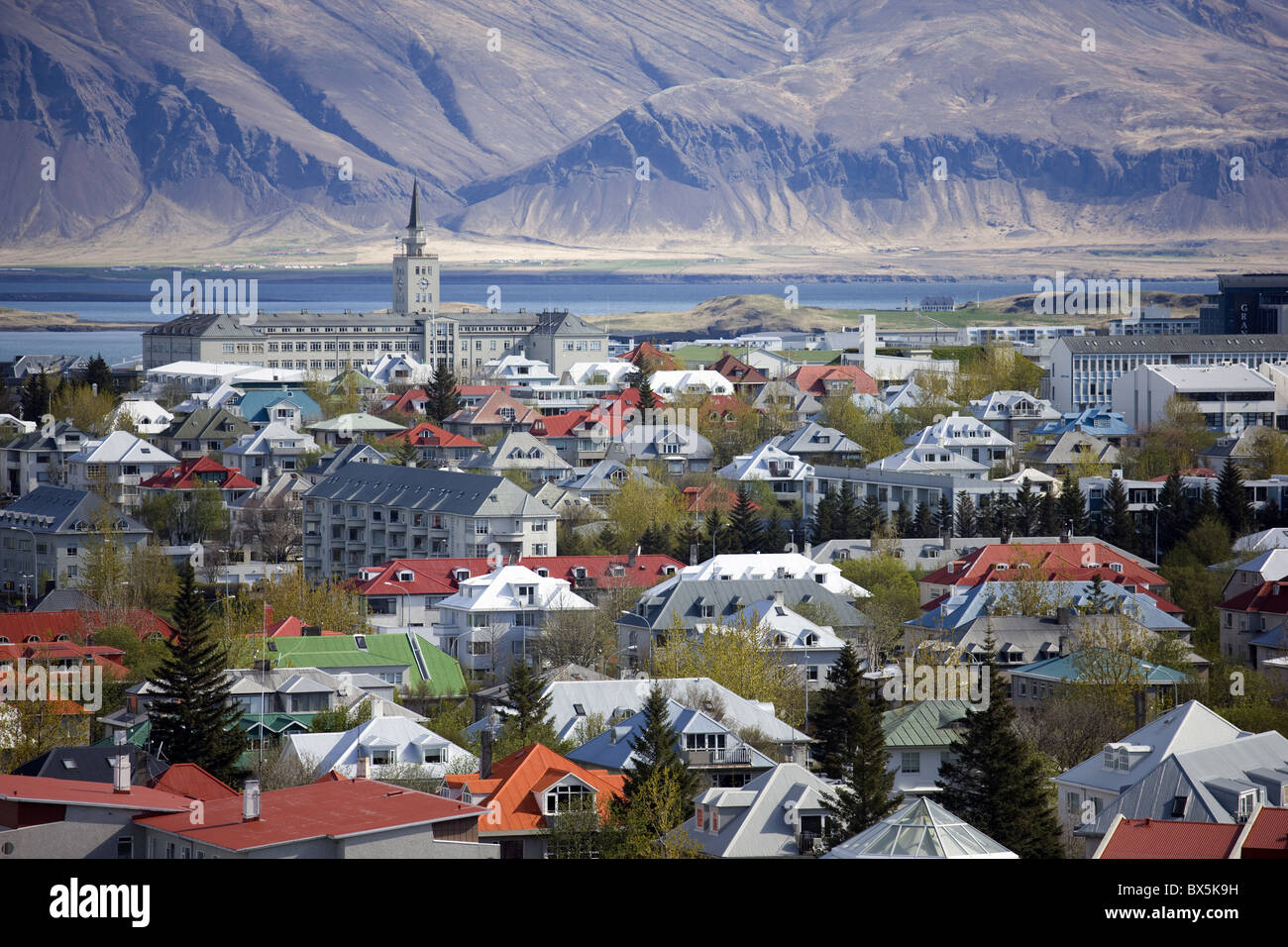 Vue sur Reykjavik avec des montagnes se dessinent dans la distance, Reykjavik, Islande, régions polaires Banque D'Images