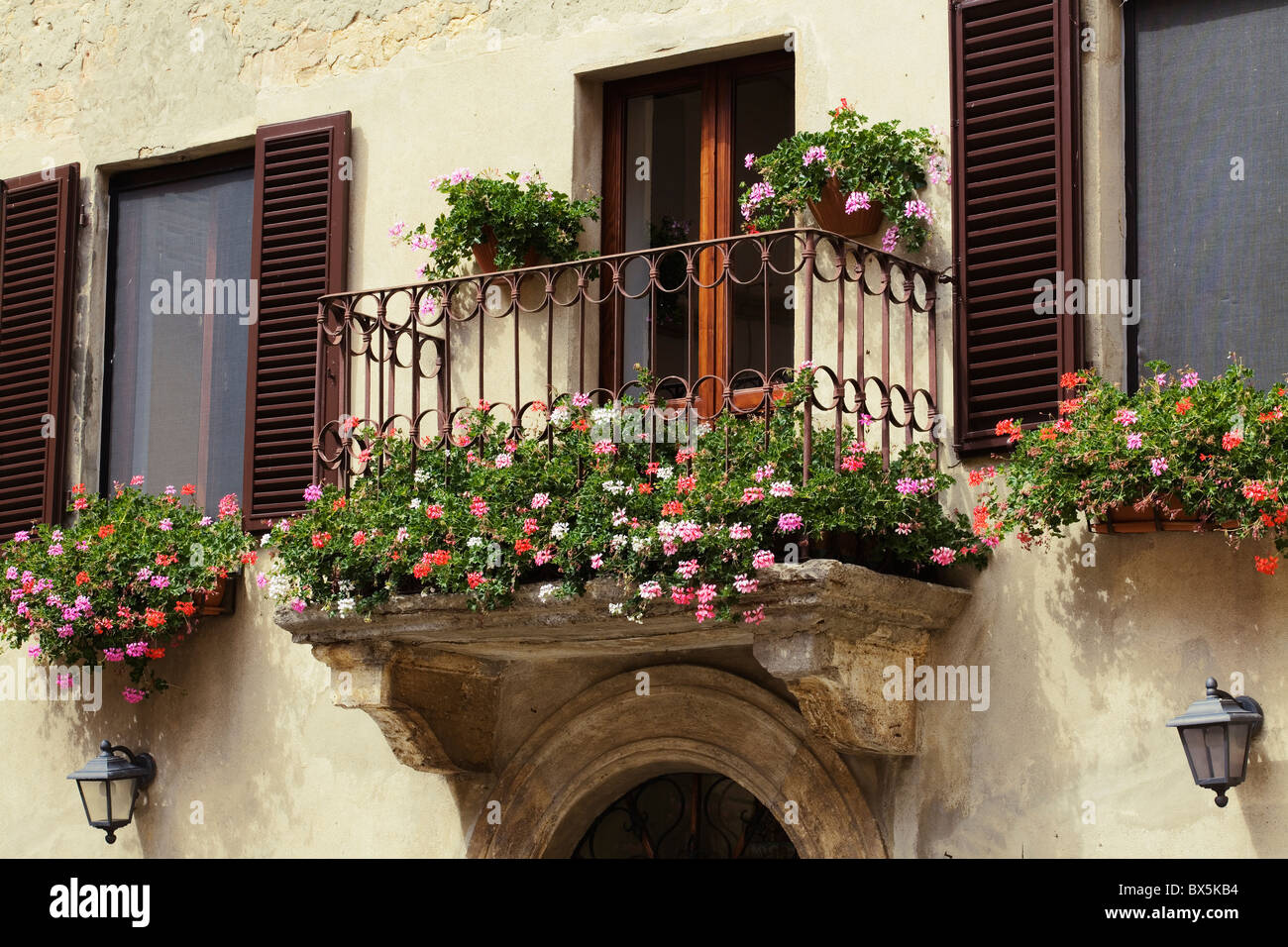 Pienza, Toscane, balcon avec des fleurs Banque D'Images