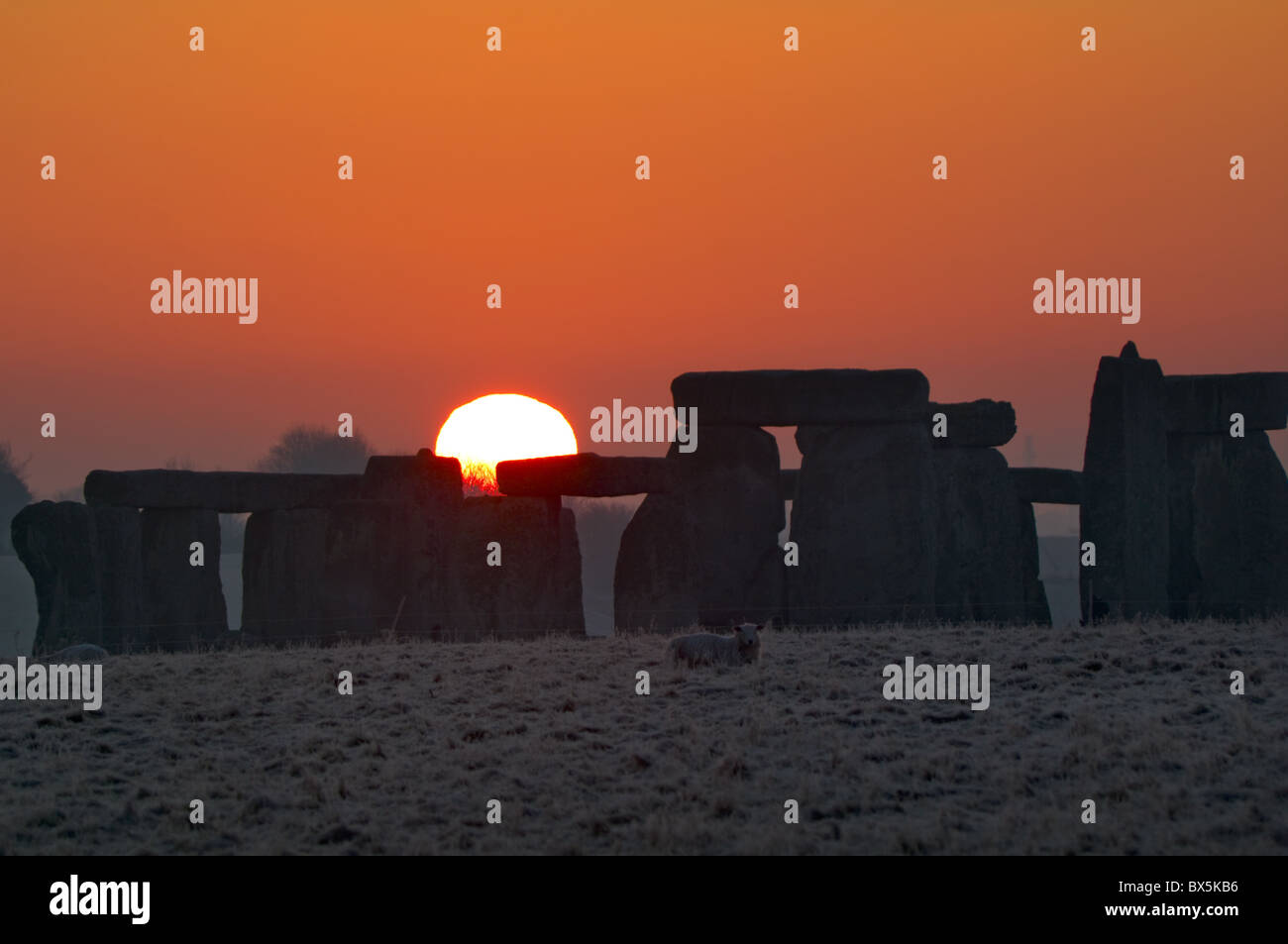 Stonehenge, site du patrimoine mondial de l'UNESCO, au lever du soleil, Wiltshire, Angleterre, Royaume-Uni, Europe Banque D'Images