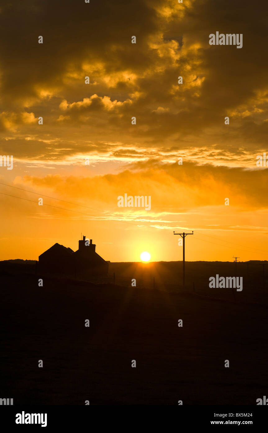 L'Écosse ORCADES SUNRISE dh Croft cottage ciel nuage orange uk lever de soleil dawn house Banque D'Images
