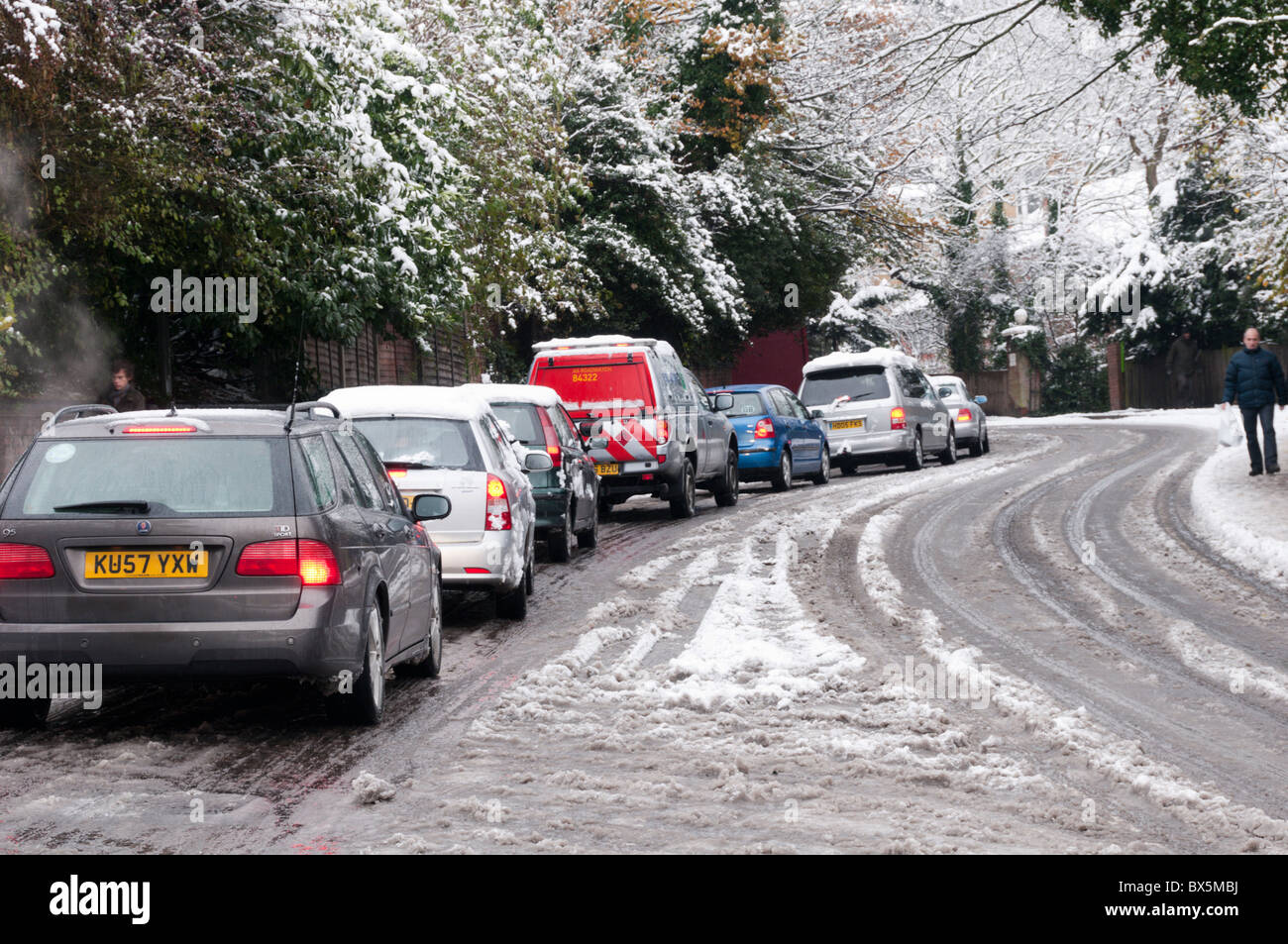 Voitures ramper jusqu'Beckenham Lane à Bromley, dans le sud de Londres, après de fortes chutes de neige Banque D'Images