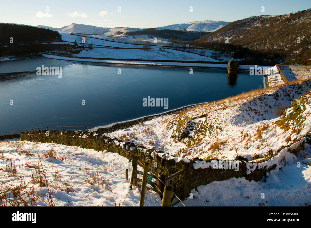 Réservoir de Kinder en hiver, près de Hayfield, Peak District, Derbyshire, Angleterre, RU Banque D'Images