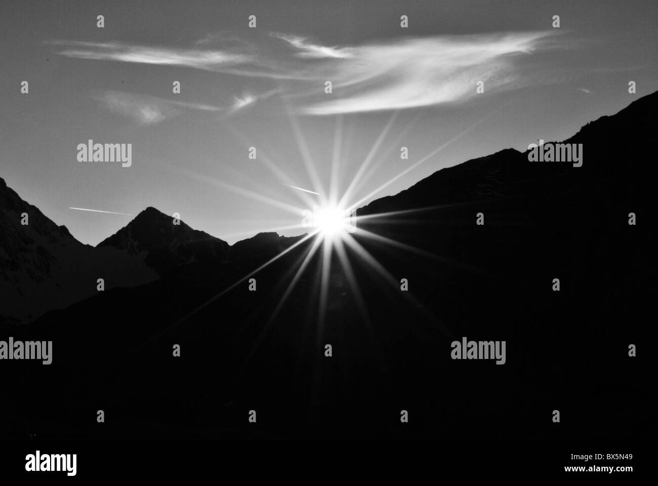 Coucher du soleil avec le soleil sur les montagnes des Dolomites Banque D'Images