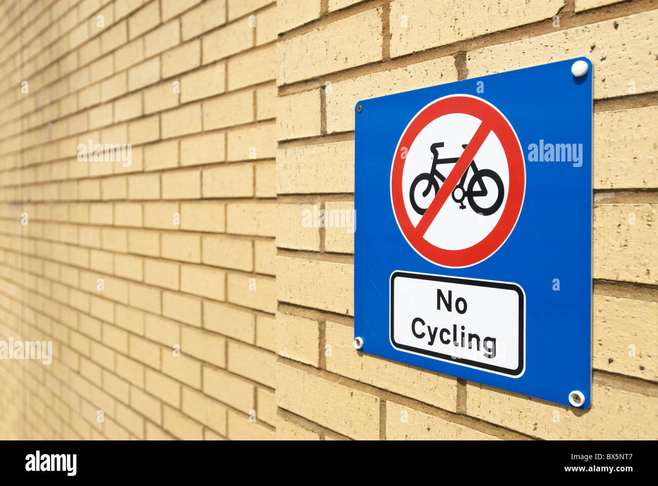 Pas de vélo panneau près de apartments East London UK Banque D'Images