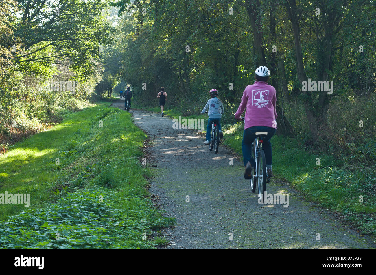 dh piste cyclable WETHERBY WEST YORKSHIRE famille vélos été royaume-uni cyclepath à vélo country voies jeunes enfants angleterre lane vélo campagne des bois Banque D'Images