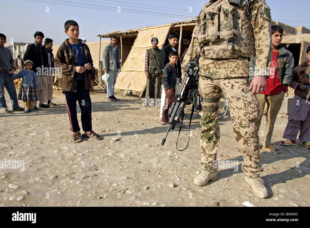 Des soldats des Forces armées allemandes qui servent dans les forces de protection de la FIAS sur une patrouille, Mazar-e Sharif, Afghanistan Banque D'Images