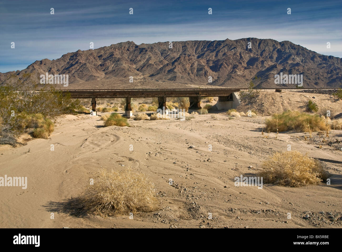 Pont ferroviaire sur la route de Cadix, Arroyo, navire Montagnes en dist, sentiers de Mojave National Monument, désert de Mojave, Californie, USA Banque D'Images