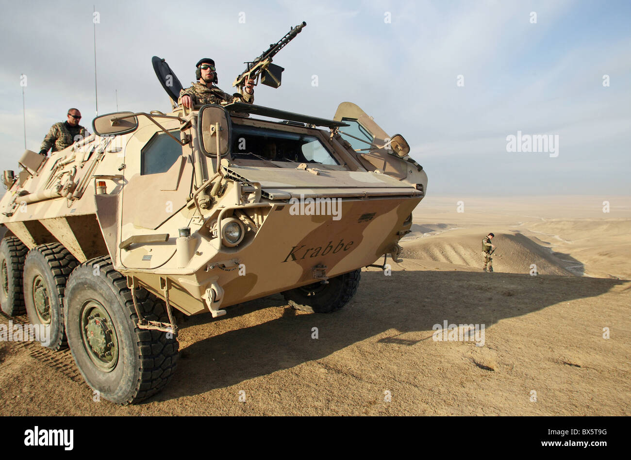 Soldat de l'ISAF dans une berline d'un réservoir de Fox, Mazar-e Sharif, Afghanistan Banque D'Images
