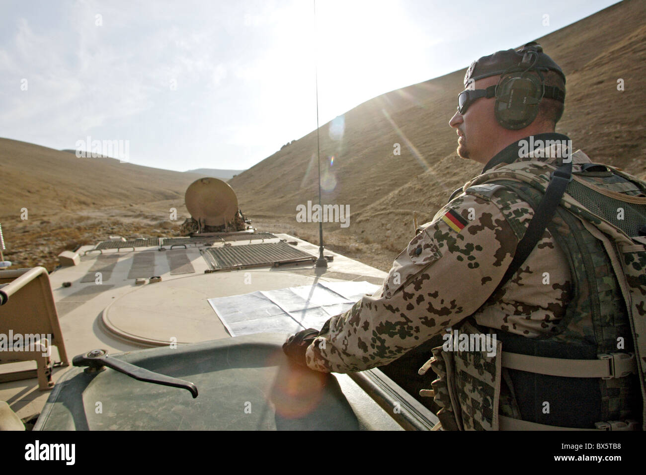 Soldat de l'ISAF sur une patrouille, Mazar-e Sharif, Afghanistan Banque D'Images