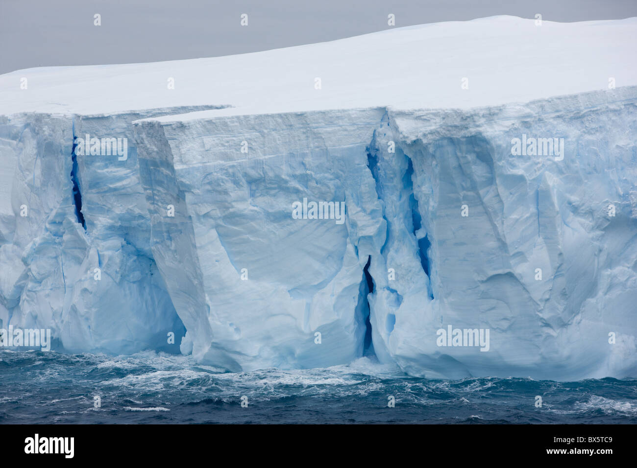 Iceberg tabulaire, le sud de l'océan, l'Antarctique, régions polaires Banque D'Images