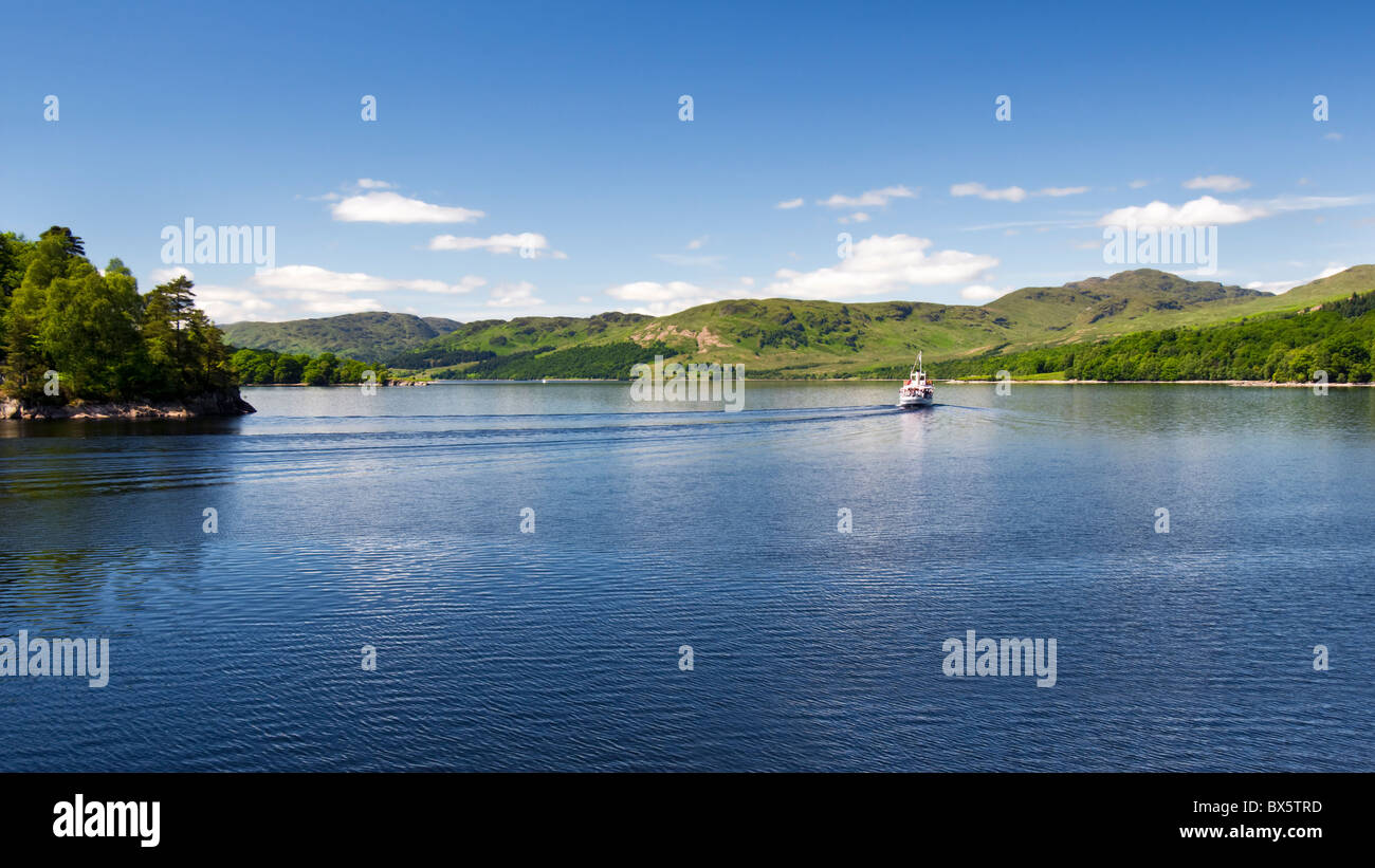 Vue panoramique sur le Loch Katrine et navire de plaisance qui fait partie du parc national du Loch Lomond et des Trossachs, l'Ecosse le jour d'été Banque D'Images
