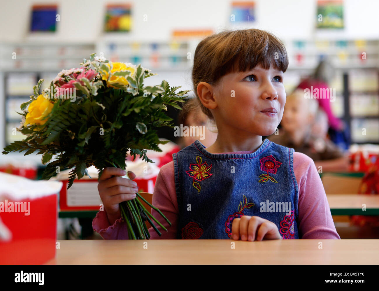 Baby Girl, première niveleuse, bouquet, école, schoolar, geste Banque D'Images