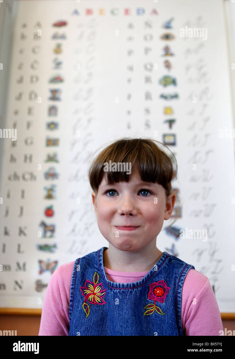 Baby Girl, première niveleuse, bouquet, école, schoolar, geste Banque D'Images