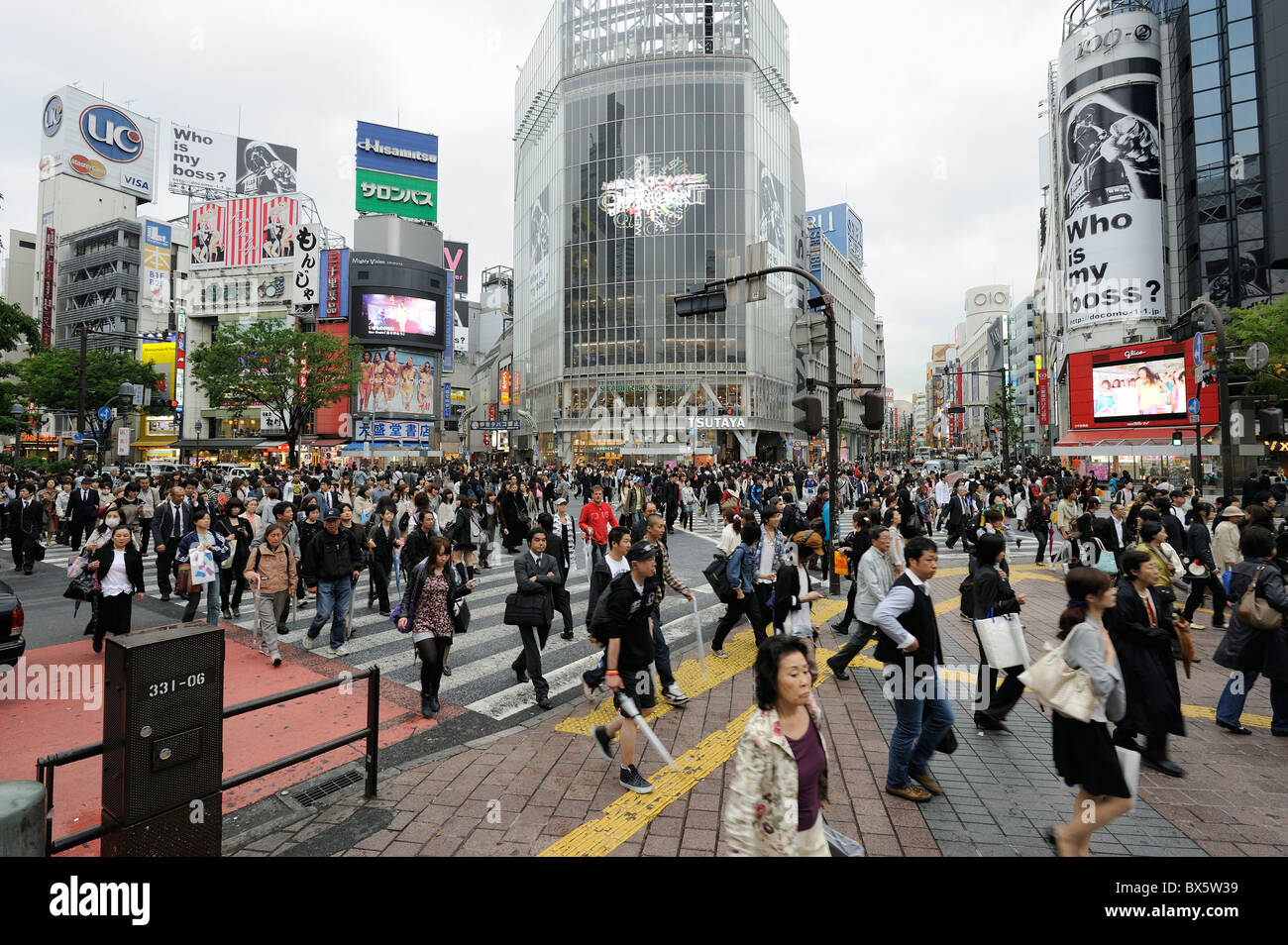 Croisement de Shibuya sur un jour nuageux, Tokyo, Japon Banque D'Images