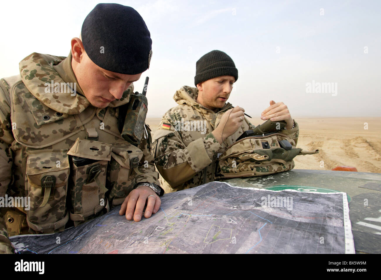 Les soldats de la Bundeswehr coordonne la vérification de la FIAS sur une carte au cours de patrouilles dans les montagnes Marmal, Mazar-e Sharif, Afghanistan Banque D'Images