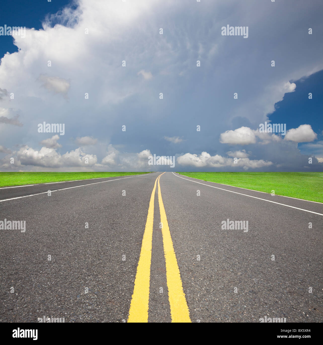 Empty country road passer à travers la tempête et le cloud Banque D'Images