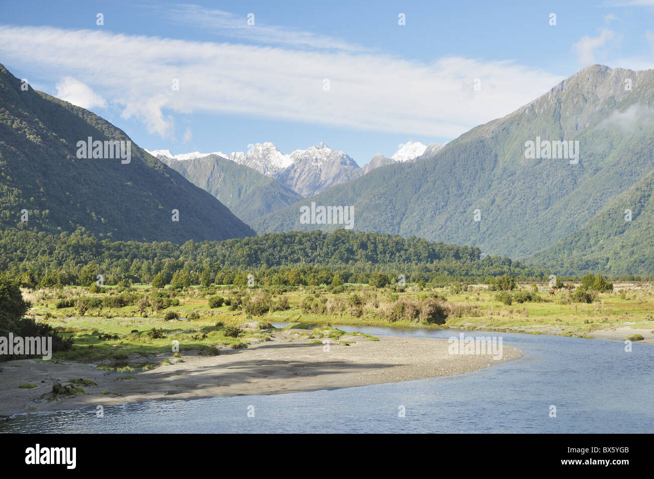 Mahitahi River et les Alpes du Sud, côte ouest, île du Sud, Nouvelle-Zélande, Pacifique Banque D'Images