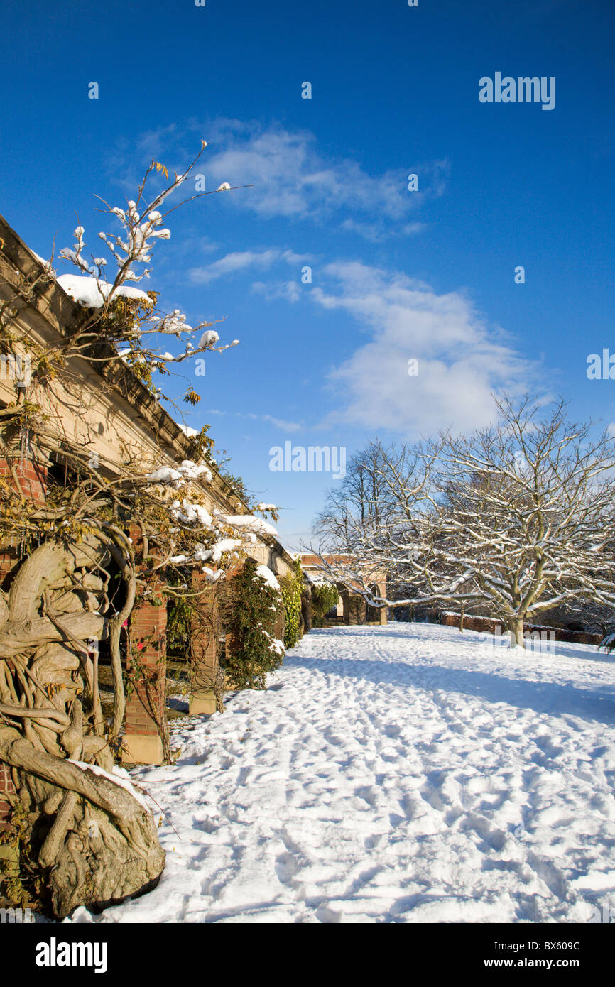 Terrasse bien exposée dans les jardins de la vallée en hiver Harrogate North Yorkshire Angleterre Banque D'Images