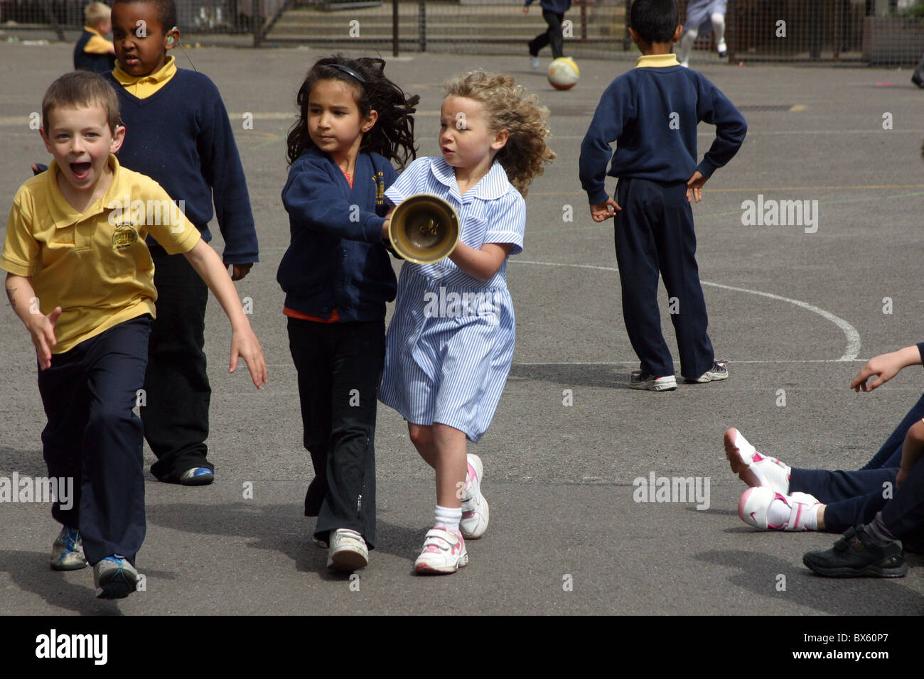 Les enfants de l'école primaire dans l'aire de la cloche sonne Banque D'Images